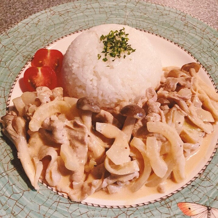 ヨーグルトの酸味でさっぱり!ポークストロガノフ!